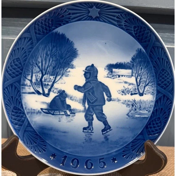 Vintage Royal Copenhagen Collectible Christmas Plate "Little Skaters" 1965 - Picture 3 of 5
